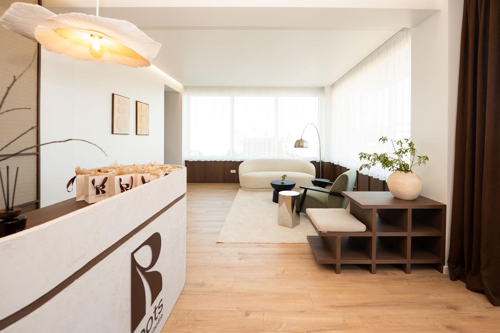 Recepția și zona de relaxare a studioului Roots Pilates