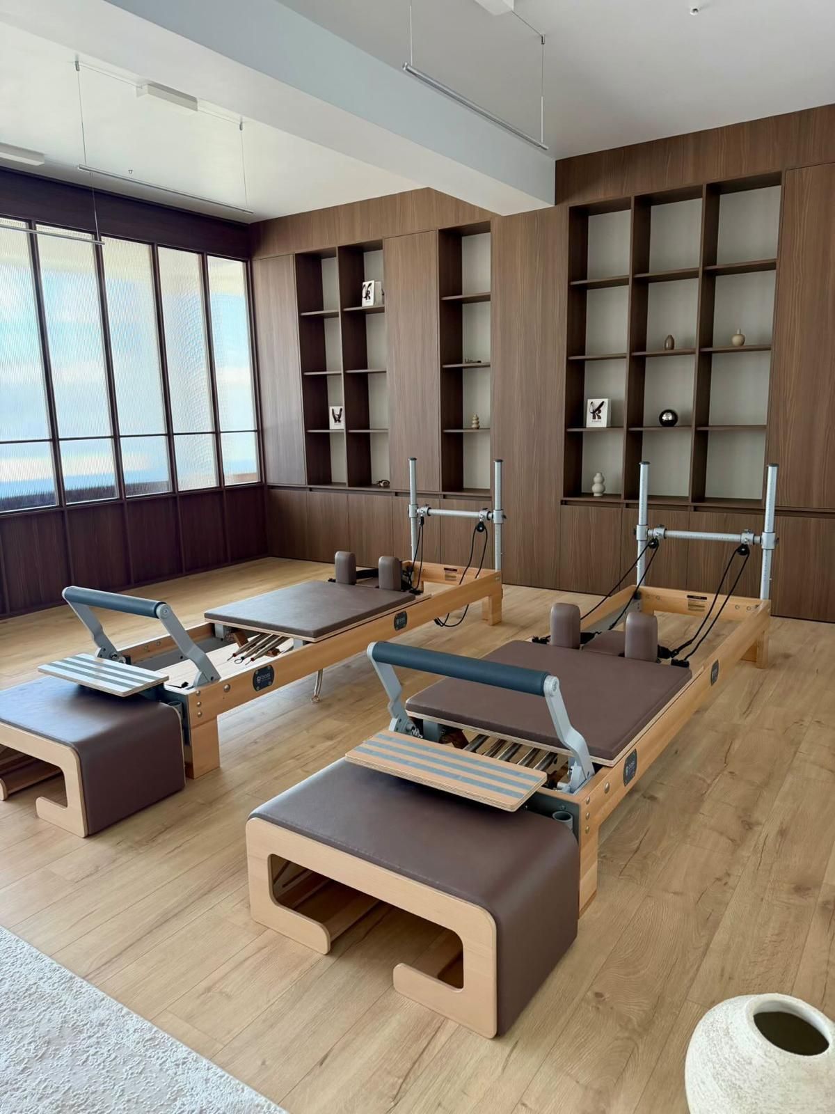Aparate Reformer în studioul Roots Pilates